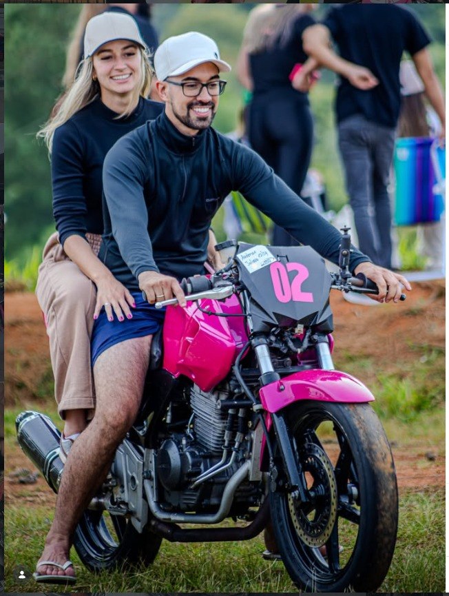 Anderson Juliano - Moto rosa